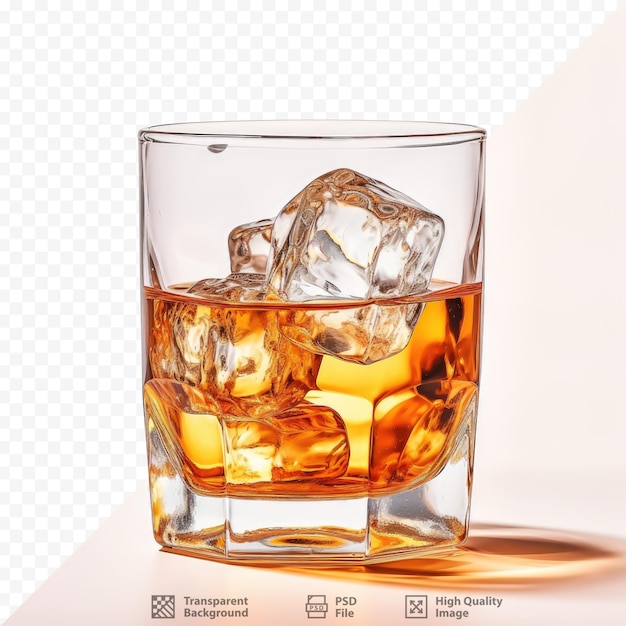PSD whisky sur glace dans un verre transparent sur fond transparent