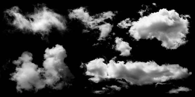 Wolken gegen einen schwarzen Himmel