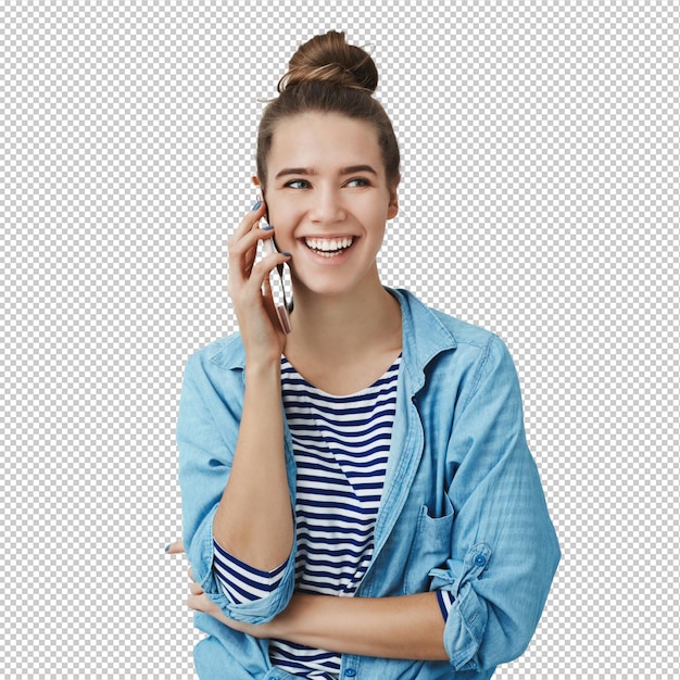 Wunderschöne, weibliche, europäische Frau, die lächelt und beiläufig am Telefon spricht.