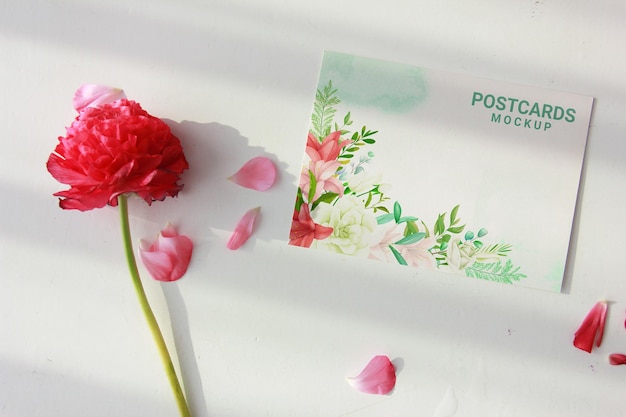 Wunschkarte und postkarte mockup design mit schönen blumen