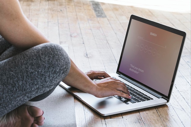 Yogini mit einem Laptop-Bildschirmmodell