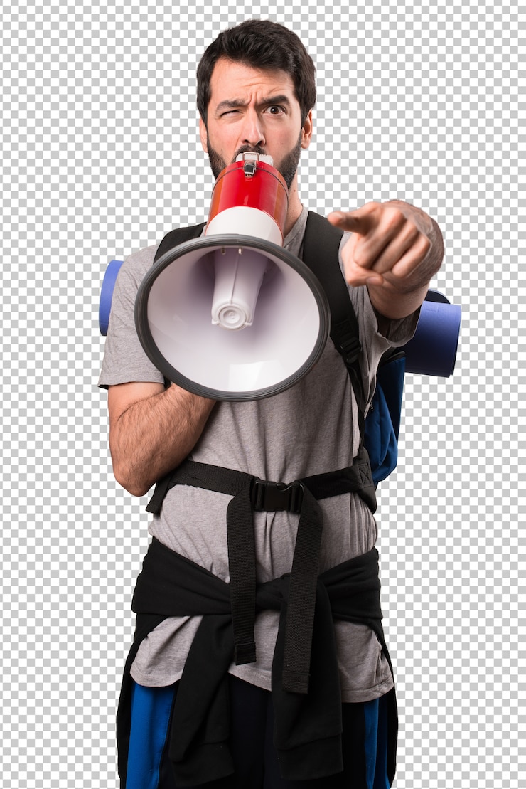 PSD zaino in spalla bello tenendo un megafono