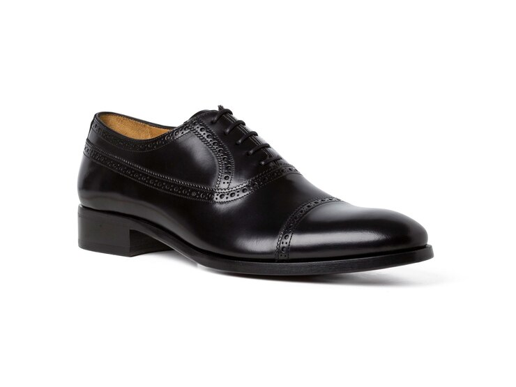 PSD zapatos de diseño floral negro hechos de cuero fomal y casuales vista de ángulo aislado