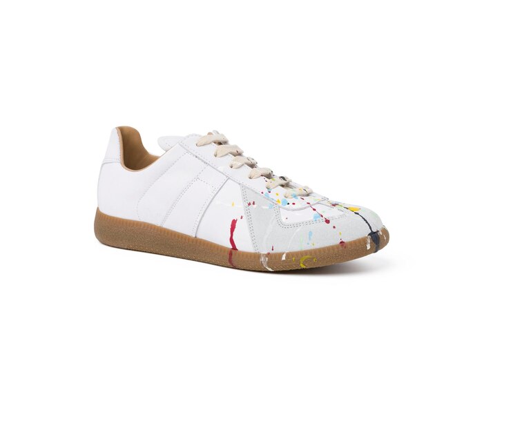 PSD zapatos de lienzo blancos pintados a mano aislados vista angular