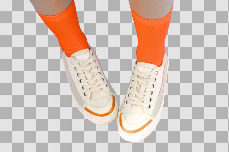 PSD zapatos de verano calcetines naranja brillante se emparejan con zapatillas de deporte blancas con estilo creando un aspecto de moda aislado en png blanco