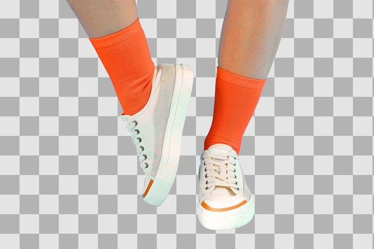 PSD zapatos de verano los pies con zapatillas de deporte de moda y calcetines naranjas brillantes muestran un aspecto de moda lúdico aislado en png blanco