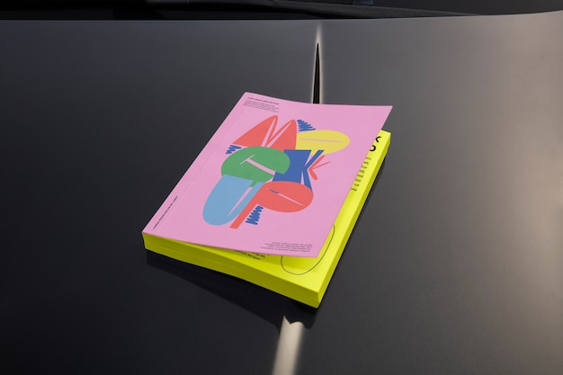 Zeitschrift über Auto-Mockup