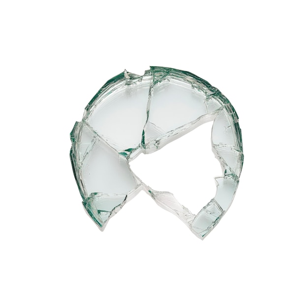 Zerbrochenes kreisförmiges Glas mit isolierten Fragmenten auf Weiß