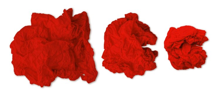 PSD zerrissener, zerknitterter roter papierball von papierpapierball auf einem leeren hintergrund.