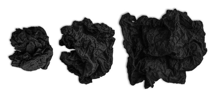 PSD zerrissener, zerknitterter schwarzer papierball von papierpapierball auf sauberem hintergrund.