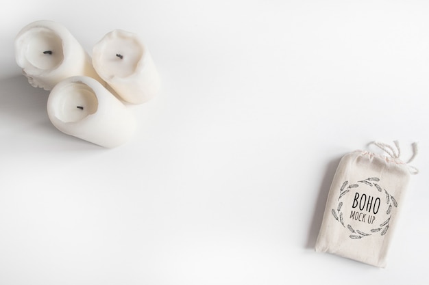 Zombe do saco de algodão da plataforma de tarô e velas no fundo branco. boho design de bolsa de cartas de tarô na mesa branca com copyspace