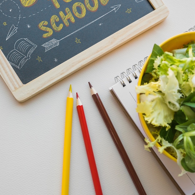 Zurück zu Schule-Modell mit Schiefer und Salat