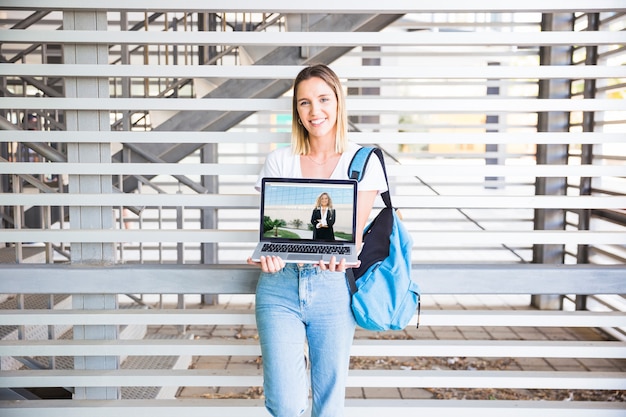 Zurück zu Schulkonzept mit dem Mädchen, das Laptop darstellt