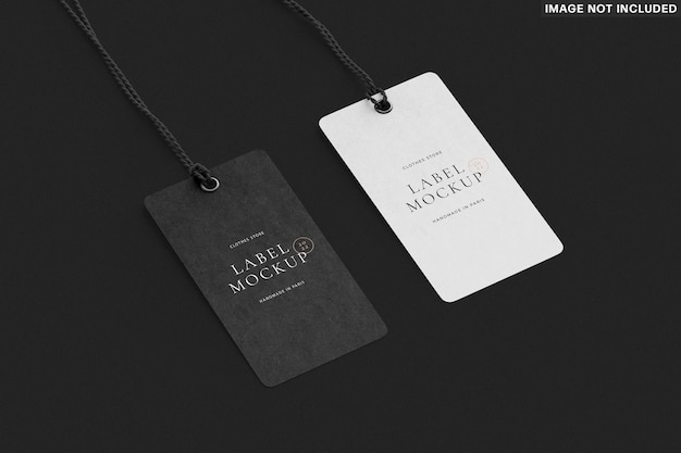 Zwei Label-Tag-Attrappen auf dunklem Textil