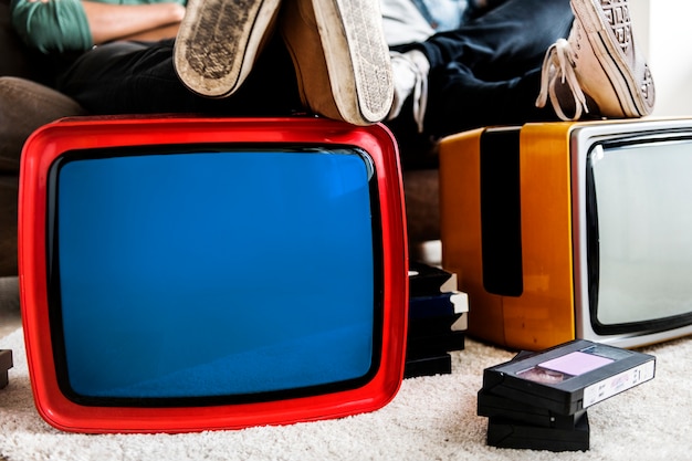 Zwei-mann sitzt neben retro-fernseher