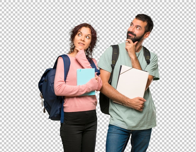 Zwei studenten mit rucksäcken und büchern, die eine idee denken