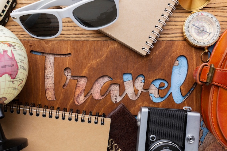 Ücretsiz Fotoğraf above view traveling items on wooden background
