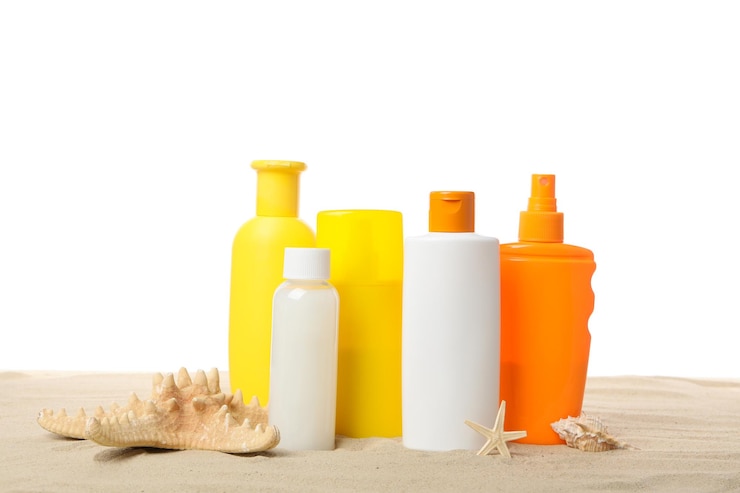 Ücretsiz Fotoğraf accessories for summer skin and body care isolated on white background