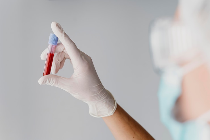 Ücretsiz Fotoğraf back view doctor holding a blood sample