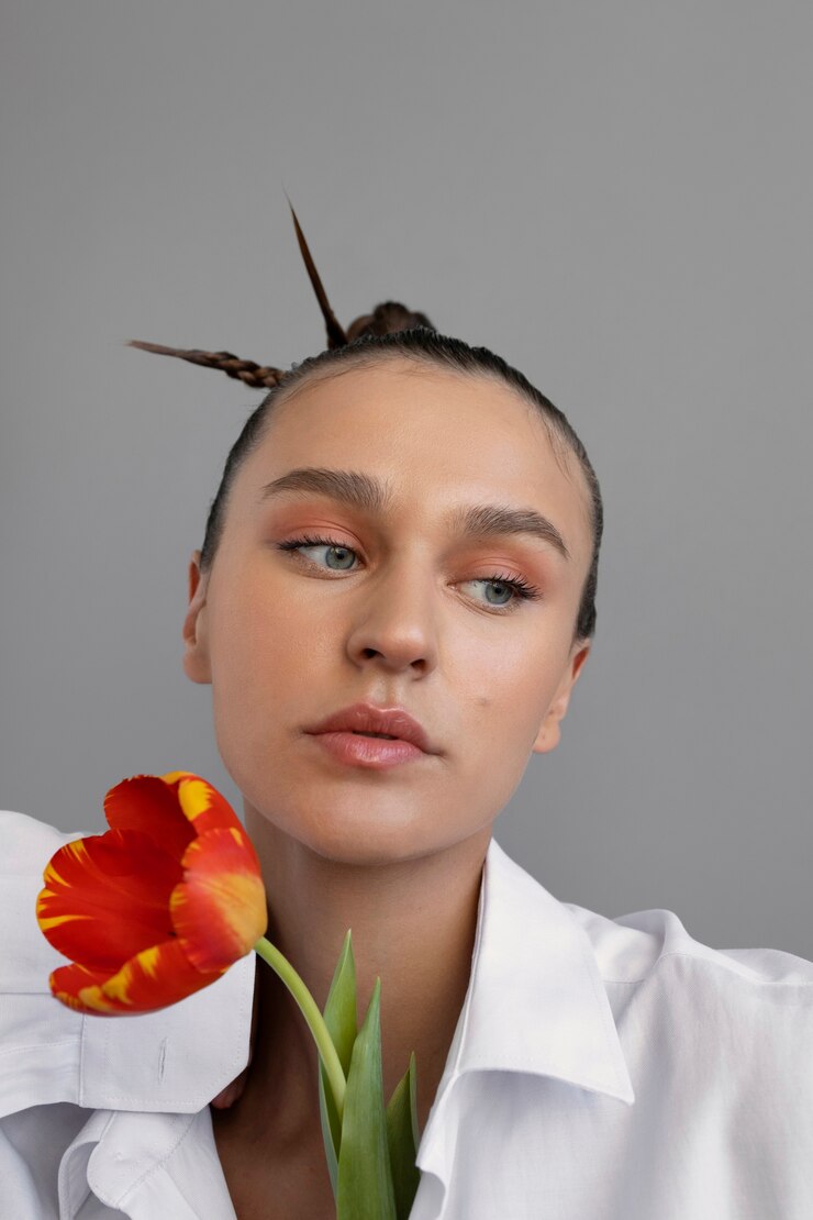 Ücretsiz Fotoğraf beautiful woman with trendy hairstyle