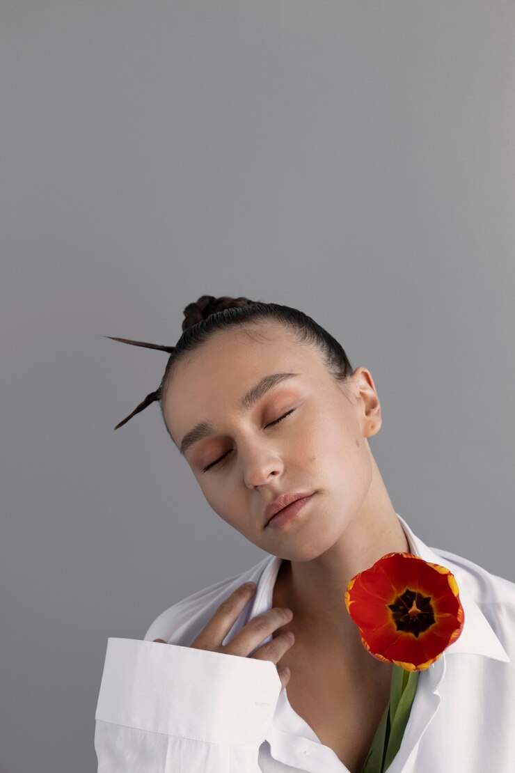 Ücretsiz Fotoğraf beautiful woman with trendy hairstyle