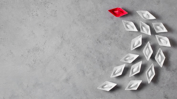 Ücretsiz Fotoğraf boss's day arrangement with paper boats and copy space