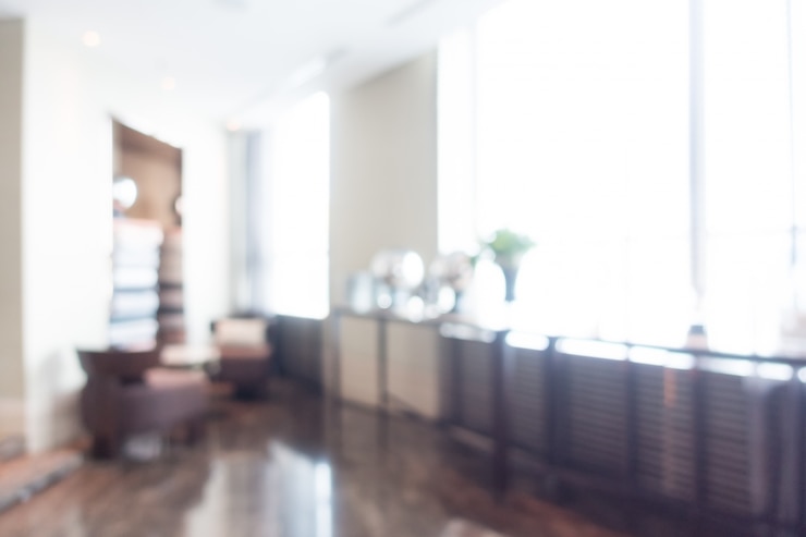 Büyük pencereli otel odası