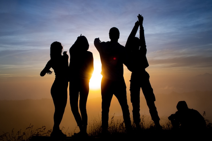 Ücretsiz Fotoğraf close-up. a group of tourists meet the dawn on the volcano batur. bali indonesia