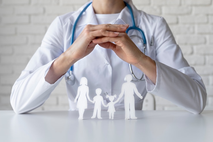 Ücretsiz Fotoğraf close up doctor and paper family