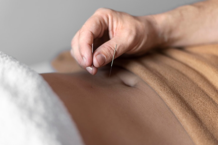 Ücretsiz Fotoğraf close-up hand holding needle