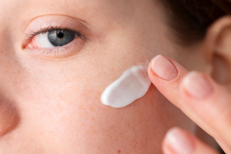 Ücretsiz Fotoğraf close up on skin regeneration products