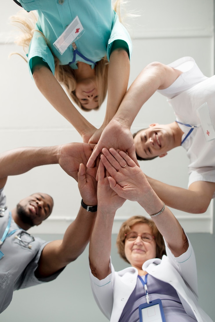 Ücretsiz Fotoğraf close up on team of health workers