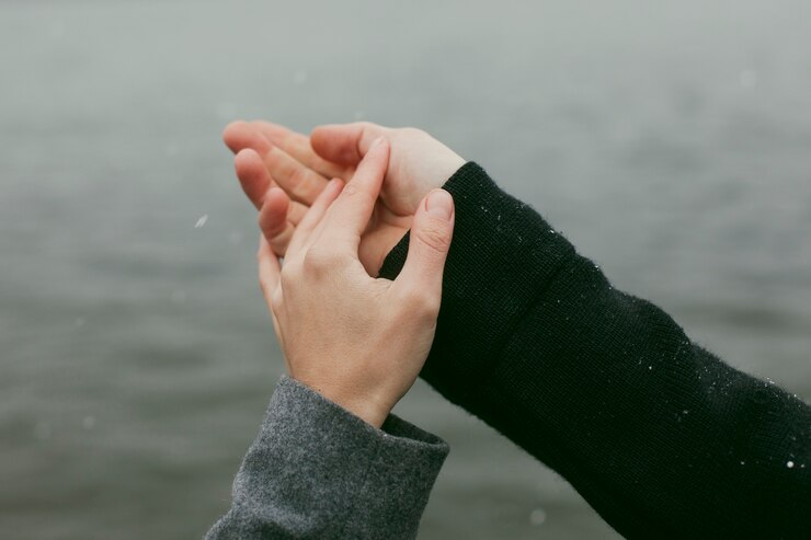 Ücretsiz Fotoğraf close-up view of couple hands concept