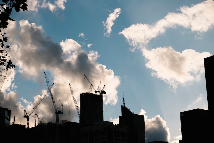 Ücretsiz Fotoğraf construction building in city and sky