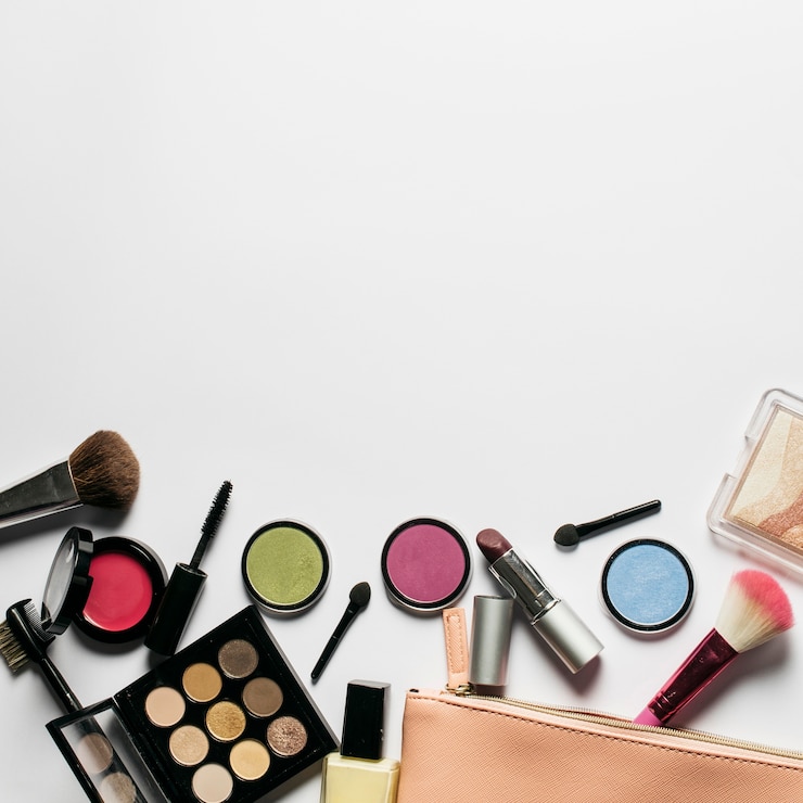 Ücretsiz Fotoğraf creative cosmetics composition with space on top