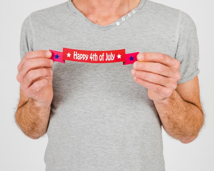 Ücretsiz Fotoğraf crop man holding independence day ribbon