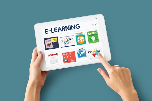 Dijital cihaz ağı grafiği overlay’inde çalışan eller