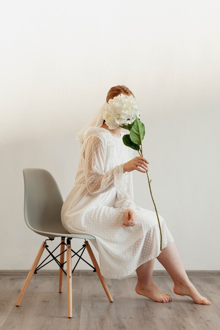 Ücretsiz Fotoğraf elegant lady holding flower