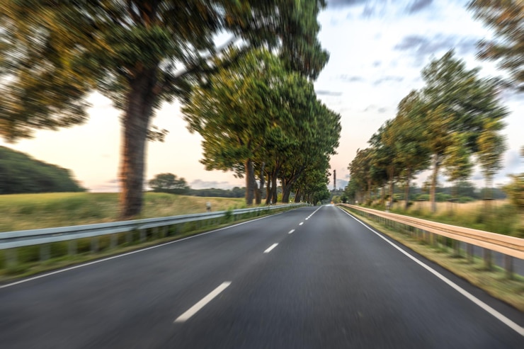 Ücretsiz Fotoğraf empty country road motion blur trees fast forward drive