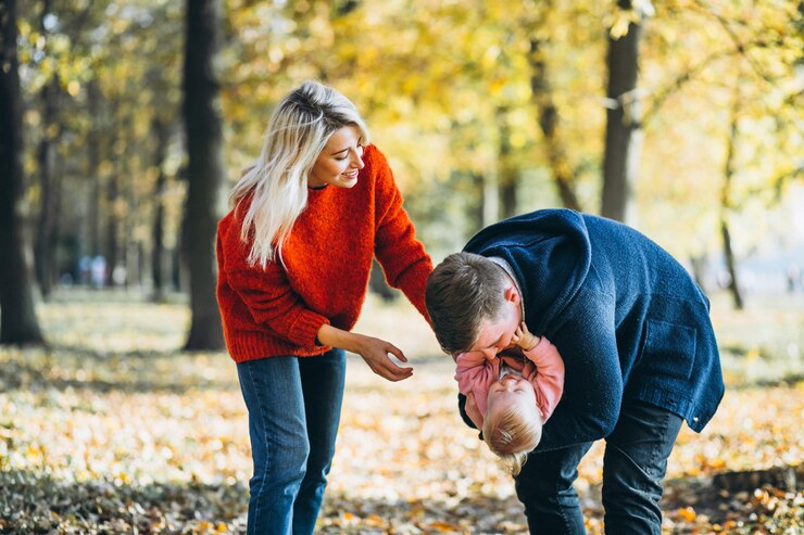 Ücretsiz Fotoğraf family with baby daugher walking in an autumn park