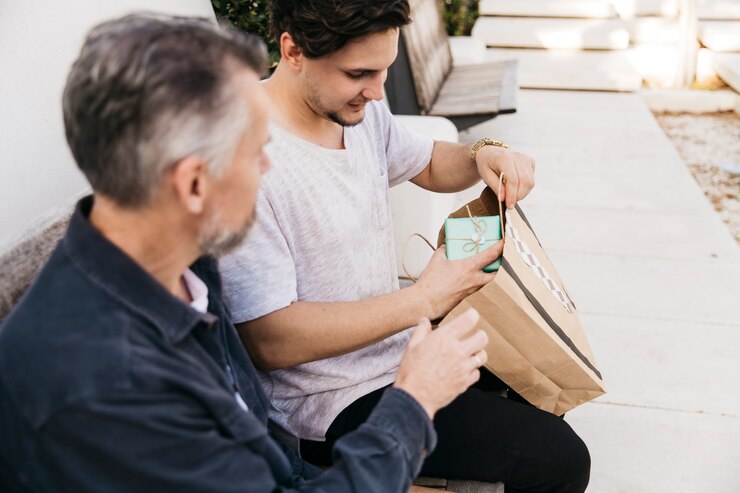 Ücretsiz Fotoğraf fathers day concept with present