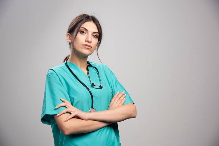 Ücretsiz Fotoğraf female doctor standing on gray