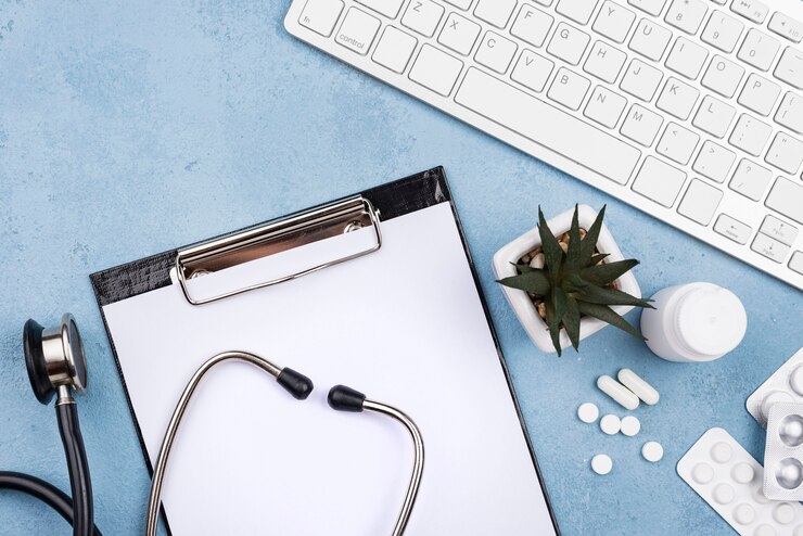 Ücretsiz Fotoğraf flat lay medical objects composition with empty clipboard