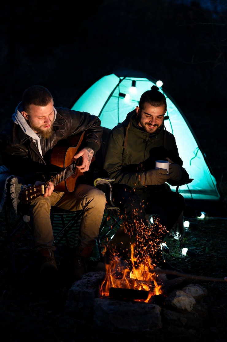 Ücretsiz Fotoğraf friensds enjoying their winter camping
