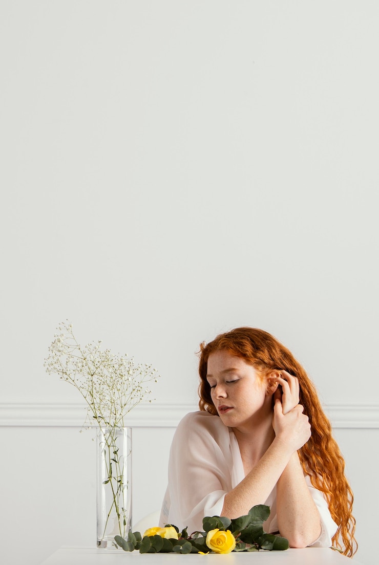 Ücretsiz Fotoğraf front view of beautiful woman posing with spring flowers and copy space