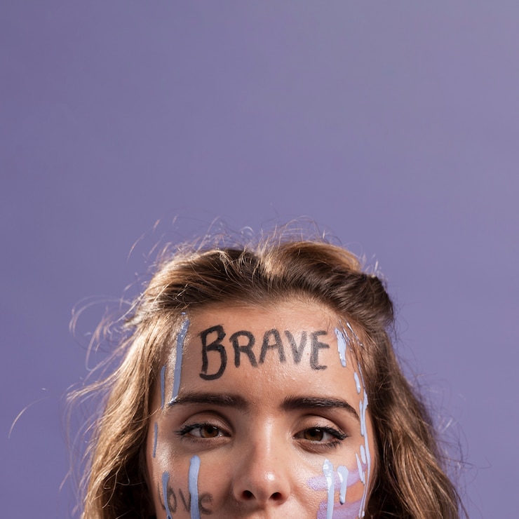 Ücretsiz Fotoğraf front view of blonde woman covered with empowering words and paint