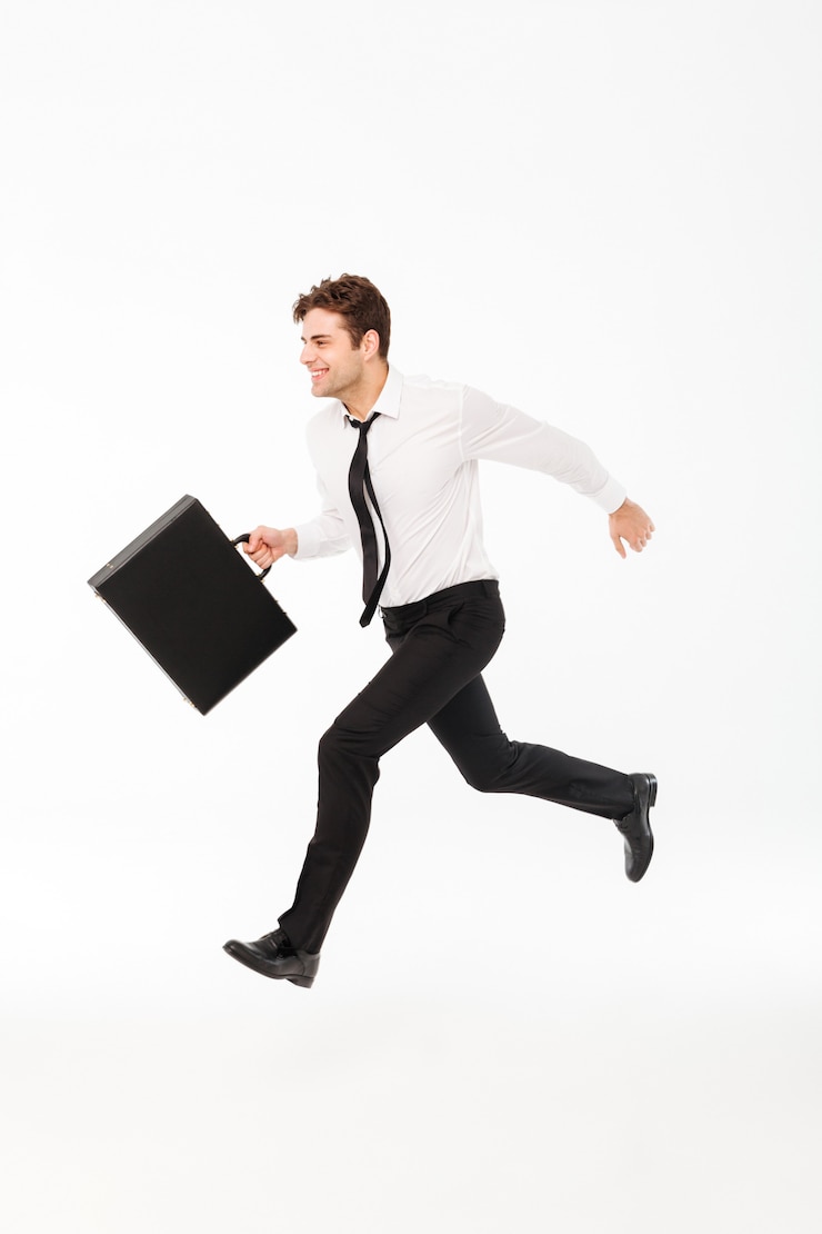 Ücretsiz Fotoğraf full length portrait of a cheerful handsome businessman