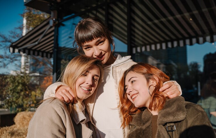 Ücretsiz Fotoğraf girls hugging under the sun