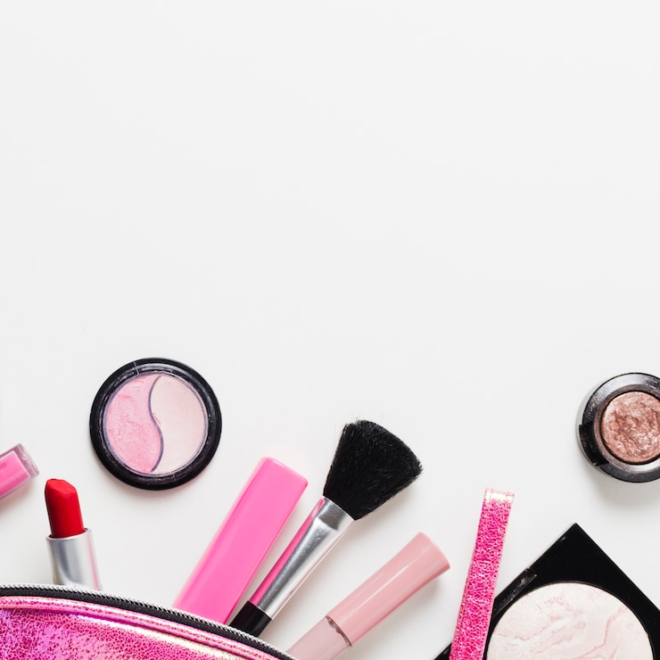 Ücretsiz Fotoğraf glamour cosmetics scattered on white background