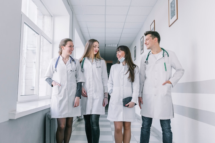 Ücretsiz Fotoğraf group of medics in hospital